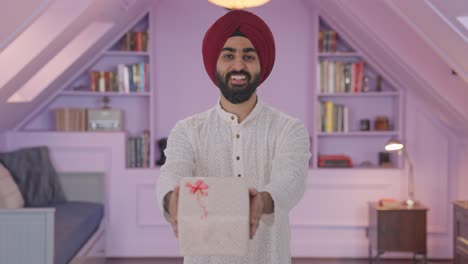 Glücklicher-Sikh-Indianer,-Der-Ein-Geschenk-Macht