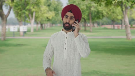 Hombre-Indio-Sikh-Enojado-Gritando-Por-Teléfono-En-El-Parque