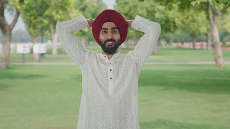 Glücklicher-Sikh-Indianer,-Der-Im-Park-Eine-Überraschung-Bekommt