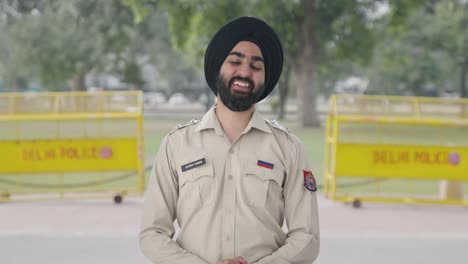 Feliz-Policía-Indio-Sij-Sonriendo