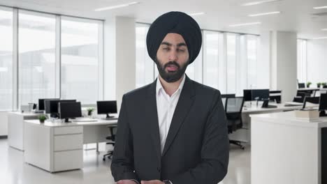 Ernsthafter-Indischer-Sikh-Geschäftsmann-Im-Gespräch