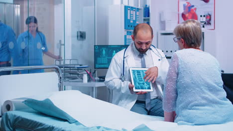 Arzt-Präsentiert-Röntgenaufnahme-Auf-Digitalem-Tablet