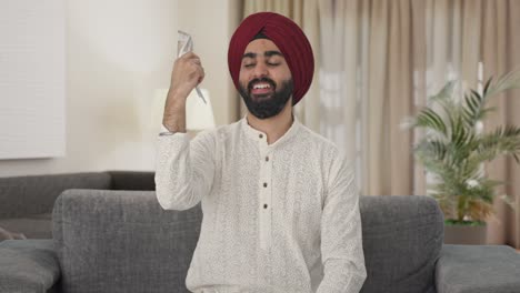 Feliz-Hombre-Indio-Sikh-Usando-Dinero-Como-Ventilador