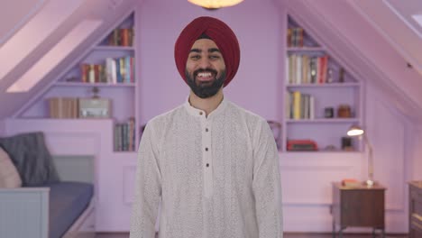 Glücklicher-Sikh-Indianer,-Der-über-Jemanden-Lacht