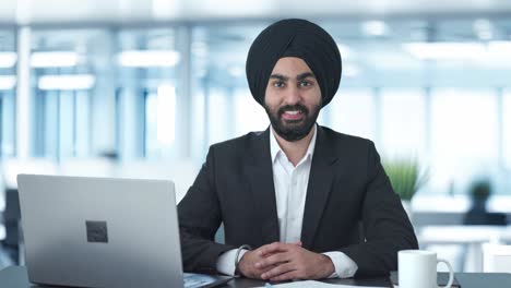 Glücklicher-Indischer-Sikh-Geschäftsmann-Lächelt