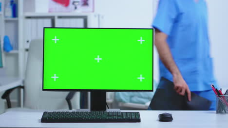 Computer-desktop-with-green-screen-in-hospital
