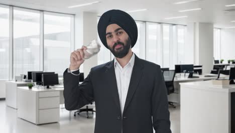 Glücklicher-Indischer-Sikh-Geschäftsmann,-Der-Geld-Als-Fächer-Verwendet