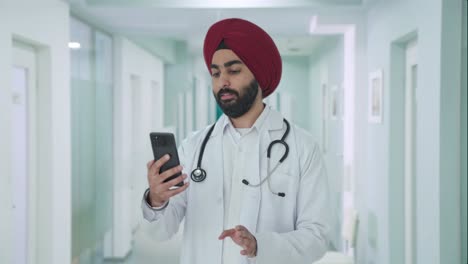 Glücklicher-Indischer-Sikh-Arzt,-Der-Per-Videoanruf-Spricht