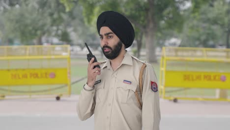 Policía-Indio-Sikh-Hablando-Por-Radio