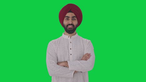 Fröhlicher-Sikh-Indianer,-Der-Mit-Gekreuzten-Händen-Auf-Grünem-Bildschirm-Steht