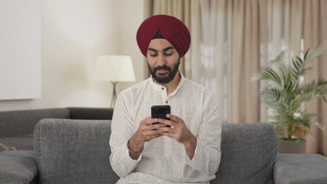 Glücklicher-Sikh-Indianer,-Der-Jemandem-Eine-Nachricht-Sendet