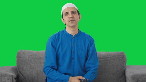 Trauriger-Muslimischer-Mann,-Der-Fernsieht,-Grünen-Bildschirm