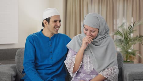Glückliches-Muslimisches-Paar,-Das-Lacht-Und-Redet