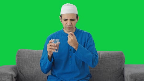 Hombre-Musulmán-Enfermo-Comiendo-Medicina-Pantalla-Verde