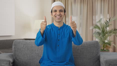 Hombre-Musulmán-Feliz-Mostrando-Los-Pulgares-Hacia-Arriba