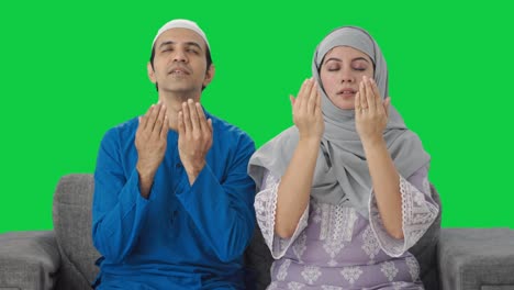 Glückliches-Muslimisches-Paar,-Das-Namaz-Green-Screen-Liest