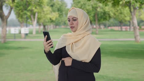Mujer-Musulmana-Hablando-Por-Videollamada-En-El-Parque