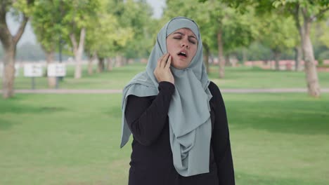 Mujer-Musulmana-Enferma-Que-Sufre-De-Dolor-De-Muelas-En-El-Parque