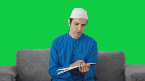 Muslimischer-Mann-Schreibt-Ein-Buch,-Grüner-Bildschirm