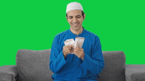 Hombre-Musulmán-Feliz-Contando-Dinero-Pantalla-Verde