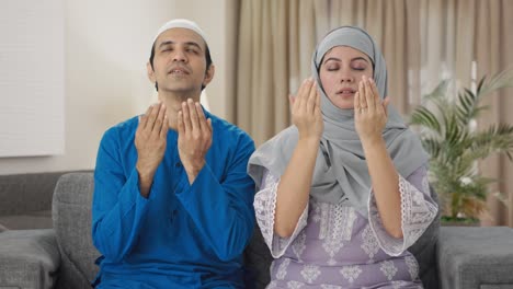 Glückliches-Muslimisches-Paar,-Das-Namaz-Liest