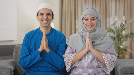 Glückliches-Muslimisches-Paar,-Das-Namaste-Macht
