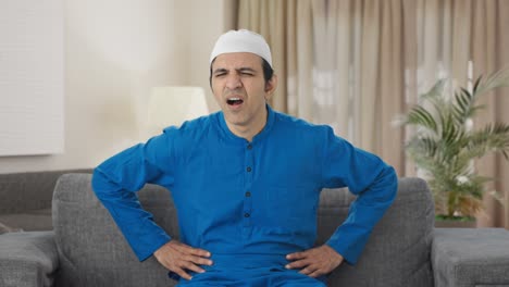 Hombre-Musulmán-Enfermo-Que-Sufre-Dolor-De-Estómago