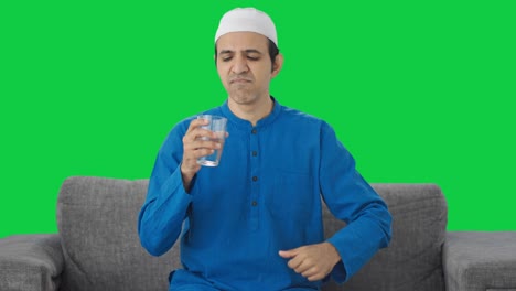 Kranker-Muslimischer-Mann,-Der-Medikamente-Zur-Genesung-Isst,-Grüner-Bildschirm
