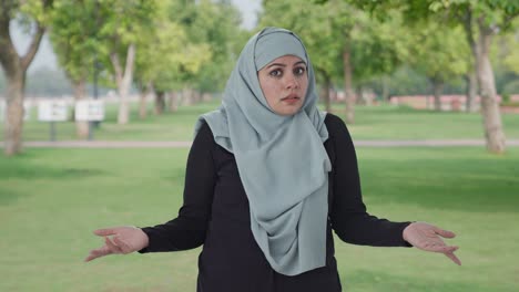 Mujer-Musulmana-Confundida-Qué-Pregunta-En-El-Parque