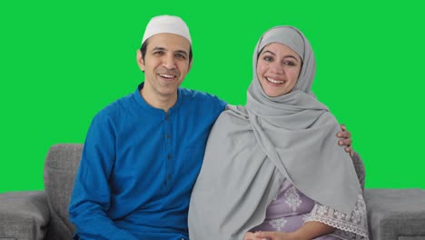 Glückliches-Muslimisches-Paar,-Das-Mit-Jemandem-Auf-Grünem-Bildschirm-Spricht