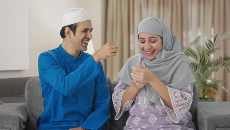 Marido-Musulmán-Regalando-Coche-A-Su-Esposa