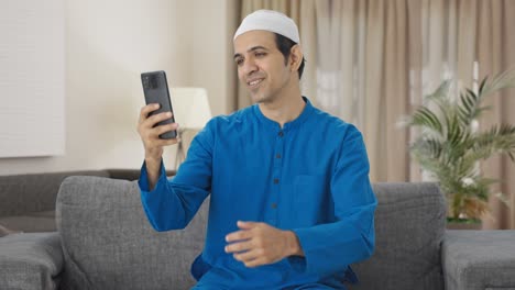 Glücklicher-Muslimischer-Mann,-Der-Per-Videoanruf-Spricht