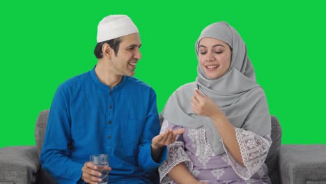 Glücklicher-Muslimischer-Ehemann,-Der-Seiner-Frau-Medikamente-Gibt,-Grüner-Bildschirm