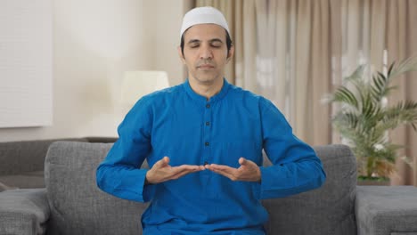 Hombre-Musulmán-Haciendo-Yoga-En-Casa