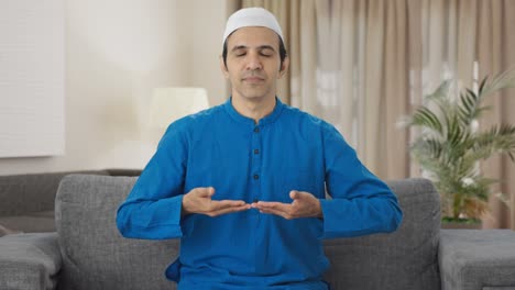 Glücklicher-Muslimischer-Mann,-Der-Zu-Hause-Yoga-Macht