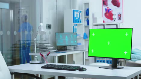 Monitor-with-green-screen-in-hospital