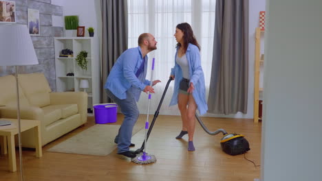 Crazy-fun-couple-cleaning-the-house