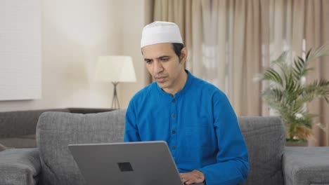 Hombre-Musulmán-Hablando-Por-Videollamada-En-Una-Computadora-Portátil