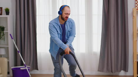 Man-with-headphones-during-housekeeping