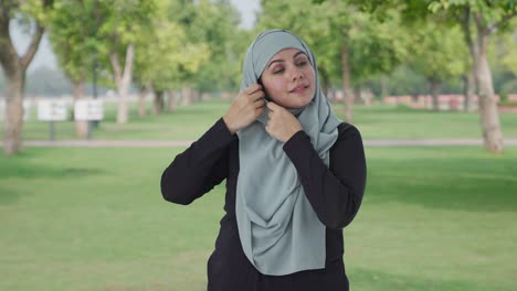 Glückliche-Muslimische-Frau-Mit-Hijab-Im-Park