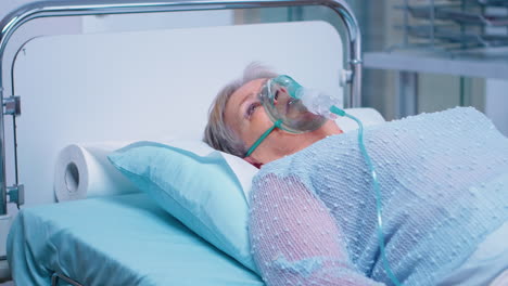 Retired-old-woman-breathing-with-oxygen-mask