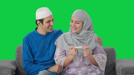 Glückliches-Muslimisches-Paar,-Das-Den-Schwangerschaftstest-Auf-Grünem-Bildschirm-überprüft