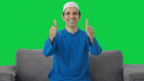 Fröhlicher-Muslimischer-Mann-Zeigt-Daumen-Hoch,-Grüner-Bildschirm