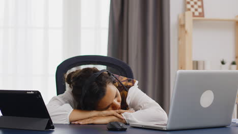 Mujer-Cansada-Trabajando-Desde-Casa-Durmiendo-En-El-Escritorio