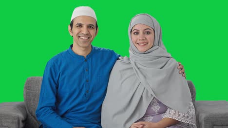 Feliz-Pareja-Musulmana-Sonriendo-A-La-Cámara-Con-Pantalla-Verde