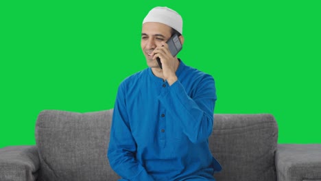Glücklicher-Muslimischer-Mann,-Der-Auf-Dem-Grünen-Bildschirm-Des-Telefons-Spricht