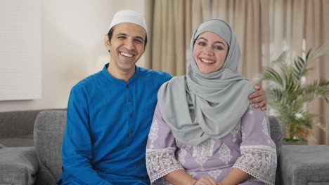 Glückliches-Muslimisches-Paar,-Das-über-Jemanden-Lacht