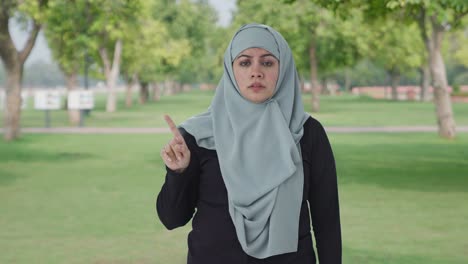 Mujer-Musulmana-Enojada-Pidiendo-Parar-En-El-Parque