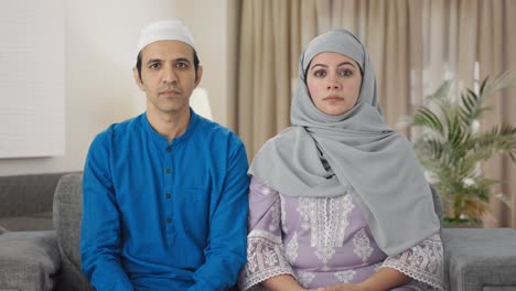 Ernsthaftes-Muslimisches-Paar,-Das-In-Die-Kamera-Starrt