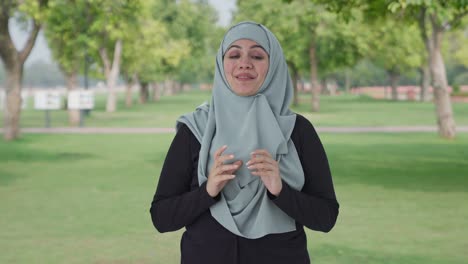 Glückliche-Muslimische-Frau,-Die-Im-Park-Mit-Der-Kamera-Spricht